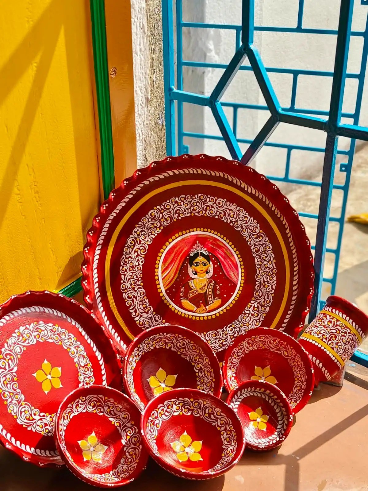 Hand-painted red Matir Thala Bati set
